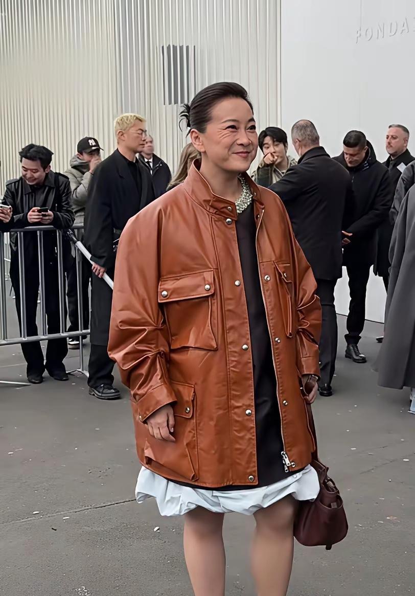 皮衣拉链卡在半截。贾玲弯腰系鞋带的瞬间，肋骨轮廓从黑色皮革下凸出来——评论区炸