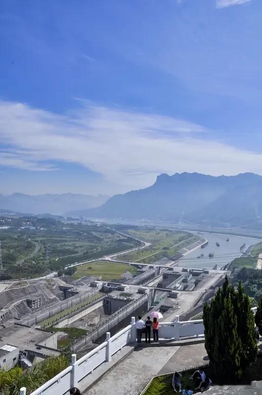 宜昌出名的东西可太多啦！美食方面，萝卜饺子必须拥有姓名，它和北方水饺不同，用萝卜