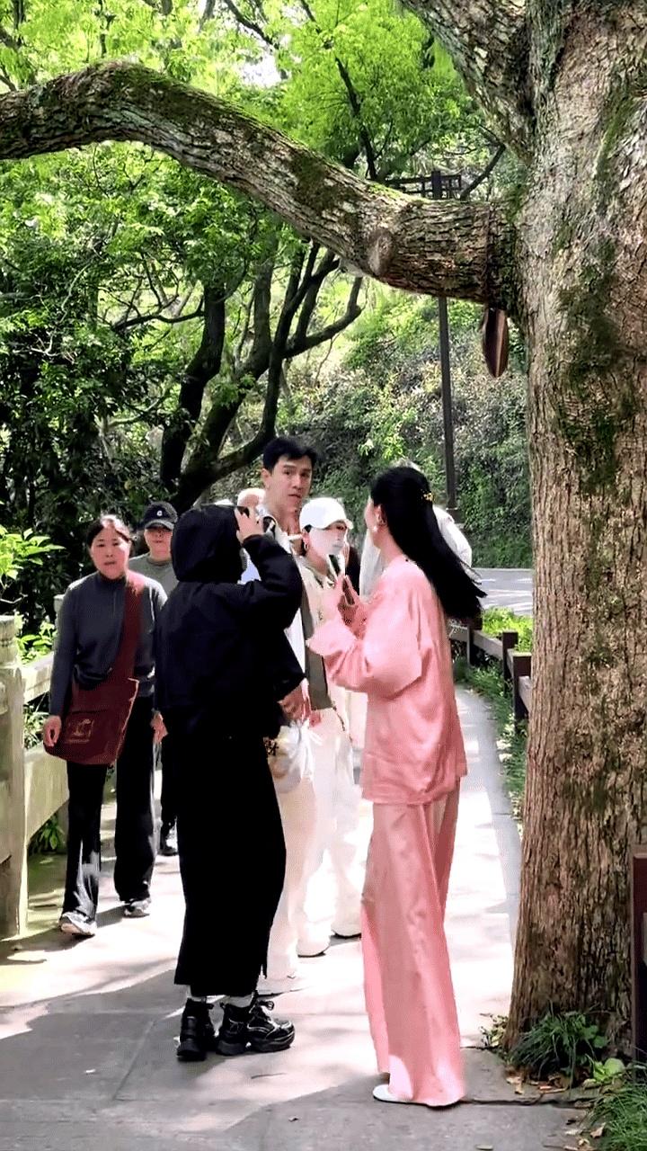 你说这女粉丝是不是有点上头了？活动现场那么多人，她偏要挤到经超旁边去拍照，手都