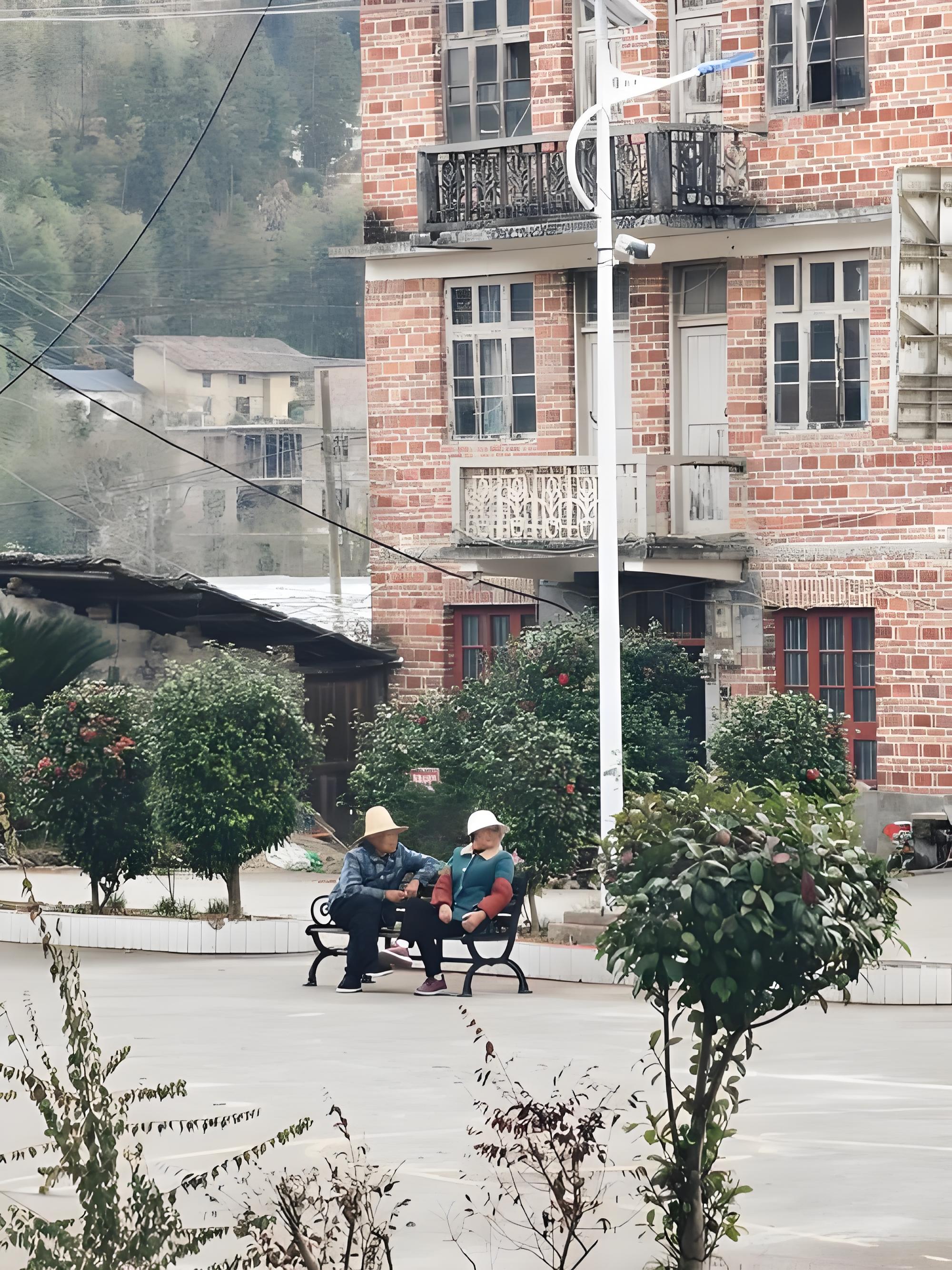 你有没有发现：农村里学历越高的人，过年越沉默；而那些早早辍学打工的，反而在饭桌上