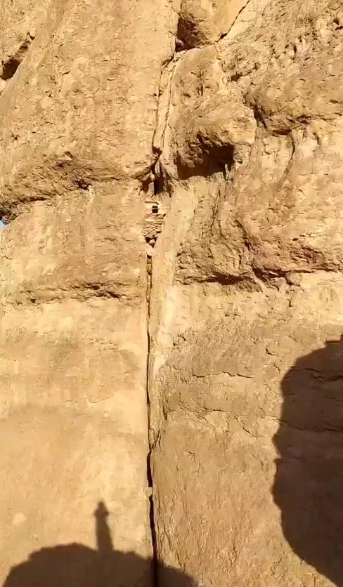 在也门两座山之间发现的一座悬墓，据信其是2000多年前的遗骸，突显了该地区丰