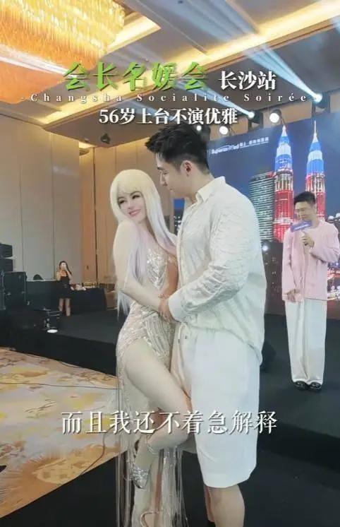 55岁的百亿医美女王于文红，这行字一出来，就自带一大片讨论声。看她这股劲头，五十