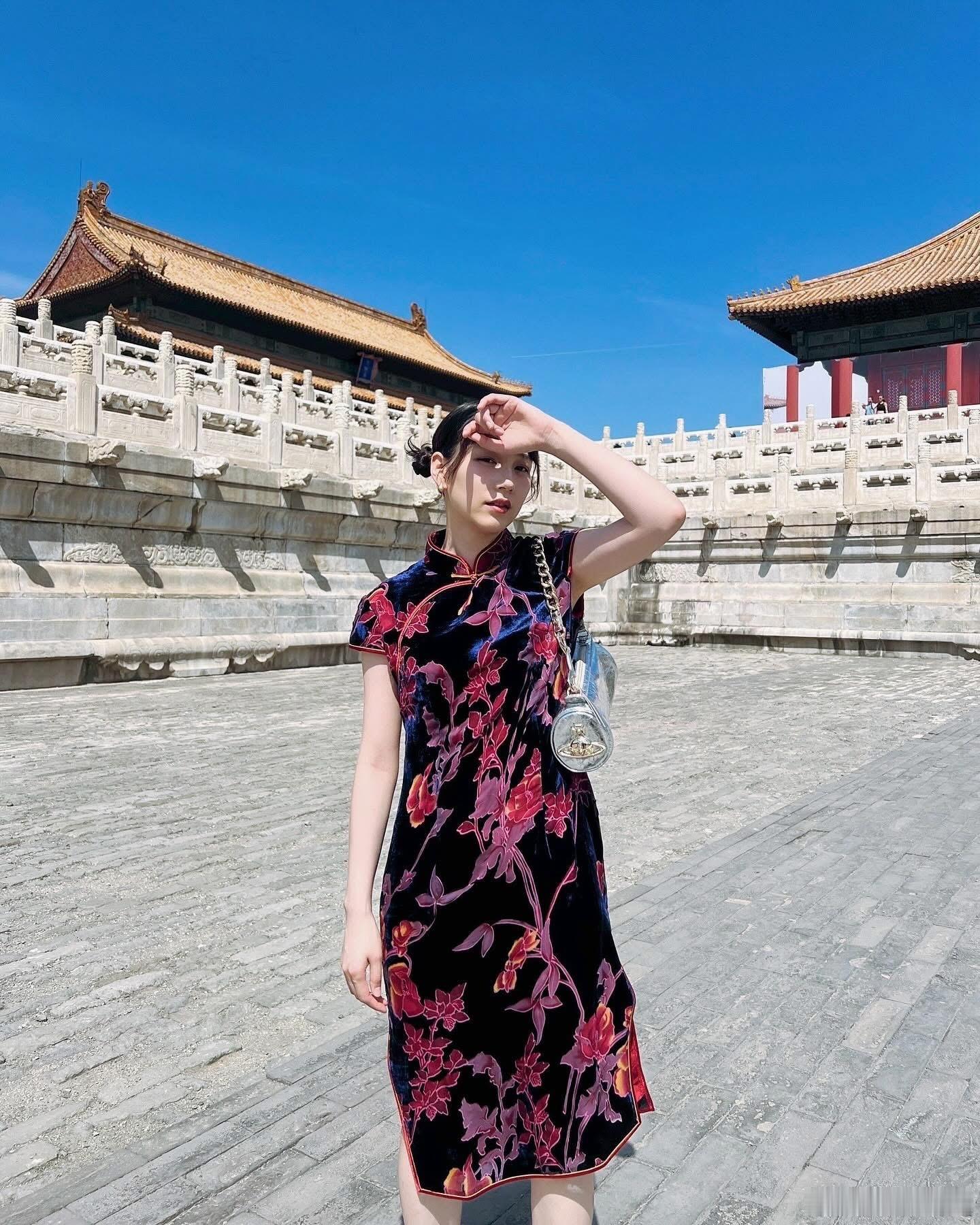 能年玲奈又發了穿旗袍去故宮拍的照片​​​