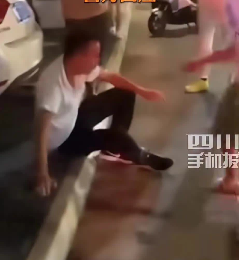脊背发凉！近日，四川一男子，哄骗12岁女孩，一同去开房，被家长发现。愤怒的家长当