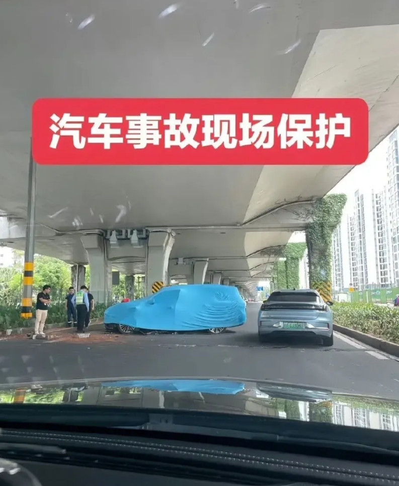 战术性遮盖！国产新能源车出事故后的一大特色！某高架桥下，一辆国产新能源车突发