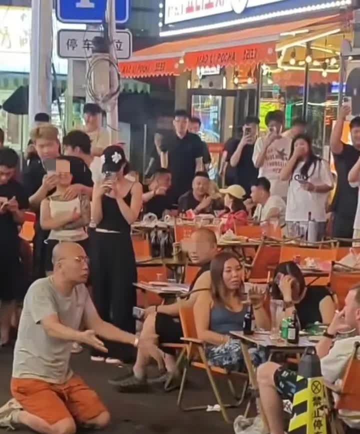 在中国街头给老外下跪膝盖弯了还能站起来吗？近期在某地一条商业街旁