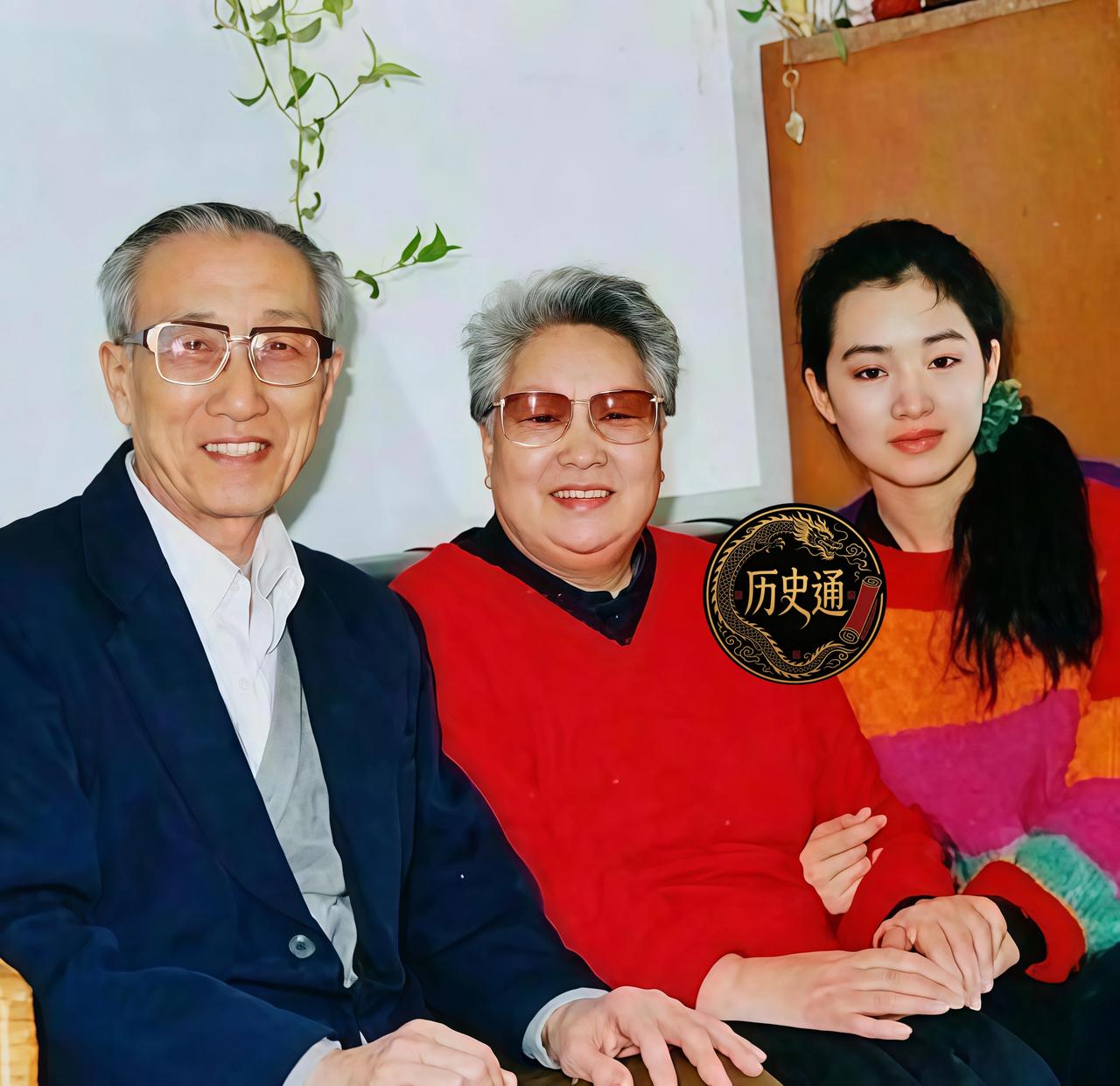这是九十年代已大红大紫的巩俐与父母在一起。九十年代的巩俐，是全世界都在看的主角。