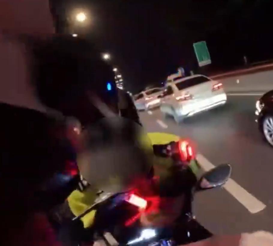年少轻狂，绝不是肆意妄为、挑战执法底线的理由！近日，19岁男子骑摩托车冲卡撞伤警