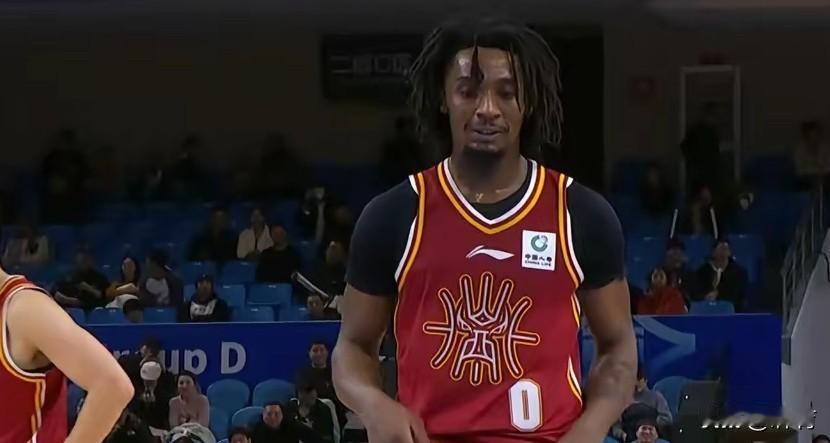 破案了！黑根斯并没有被裁掉，而且还受到重用了。北京时间12月18日CBA常规赛：