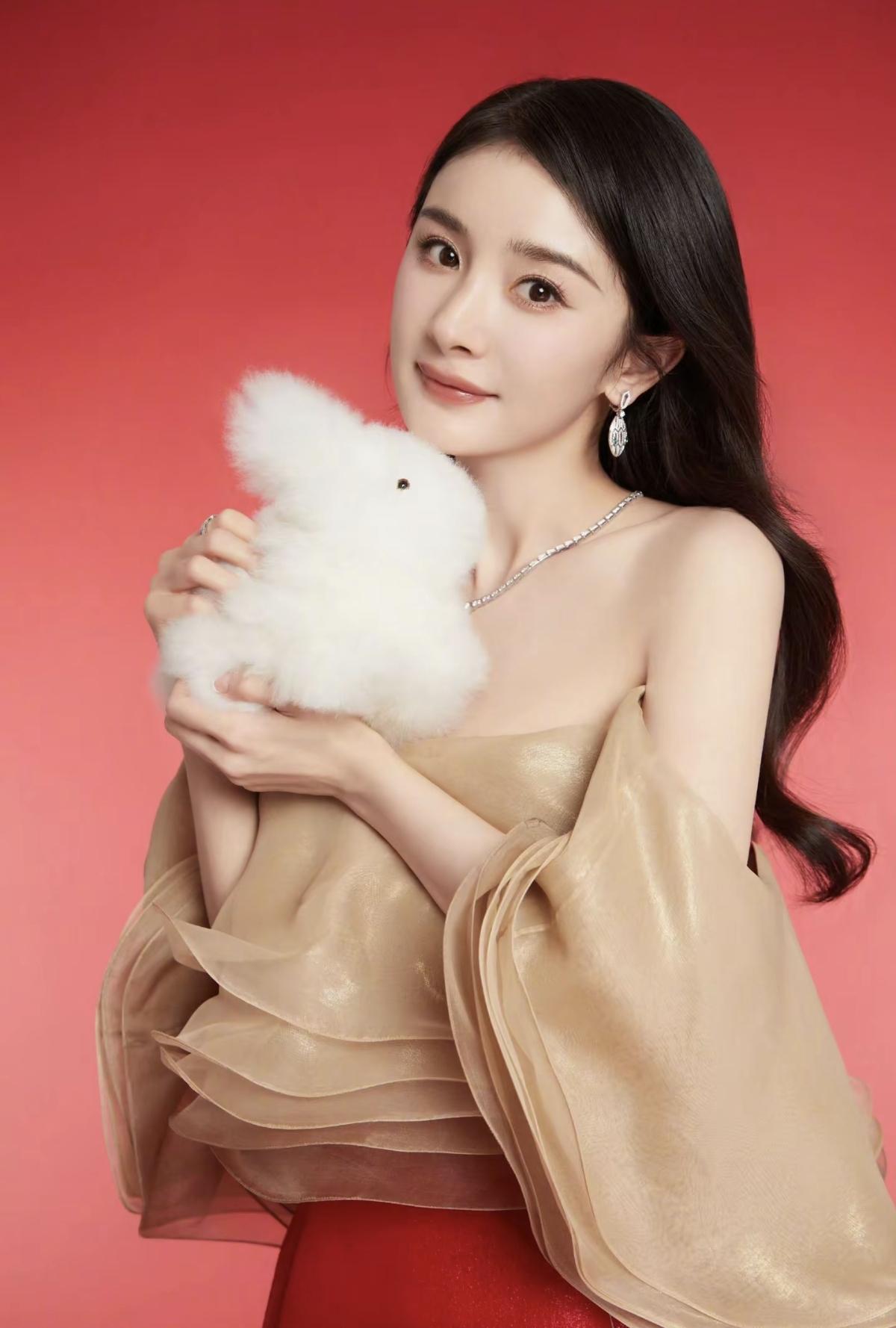 镜头定格的瞬间，是揉碎了星光的眼眸，也是藏着故事的侧脸。杨幂的每一次亮相，都像一