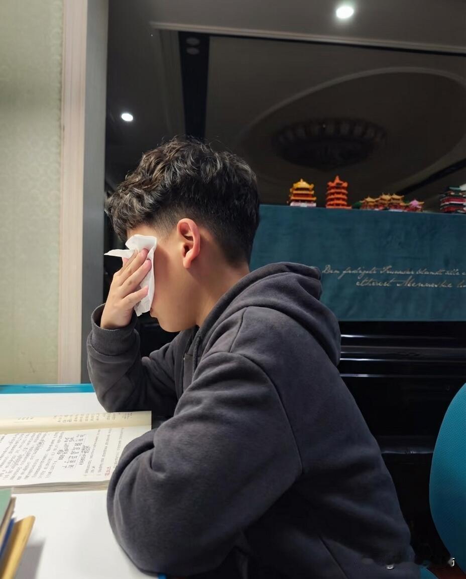 凌晨11点，看儿子哭着刷数学题，我真的崩了又是熬到深夜的一天。看着孩子对着那几