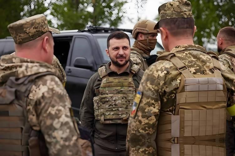 前线天天喊缺人，大街上征兵人员到处抓人。结果基辅高层突然曝出一个惊天大瓜——乌克