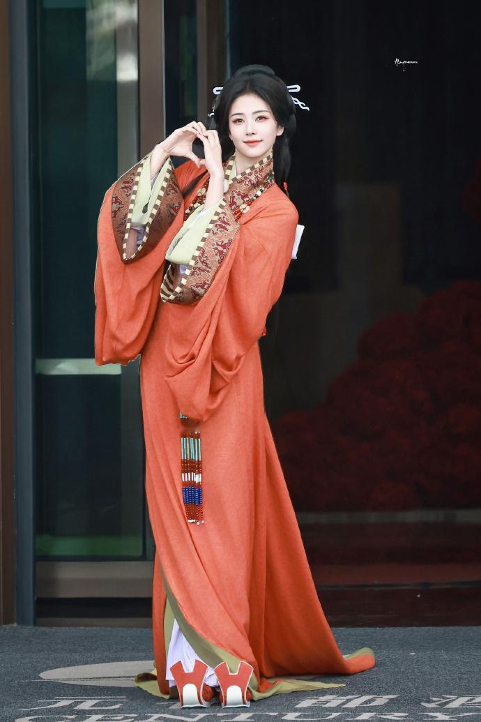 1.白鹿和《跑男》节目组关系挺好的，之前她退出的消息刚传出来，立马辟谣，表示自己
