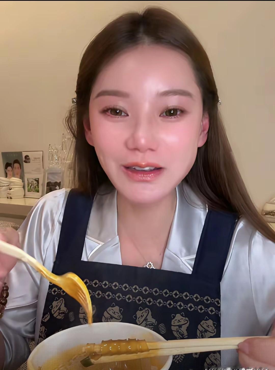 马筱梅直播吃酸辣粉，亲妈一句提醒暴露真实家境。妈妈看她穿着真丝睡衣，立刻递上围