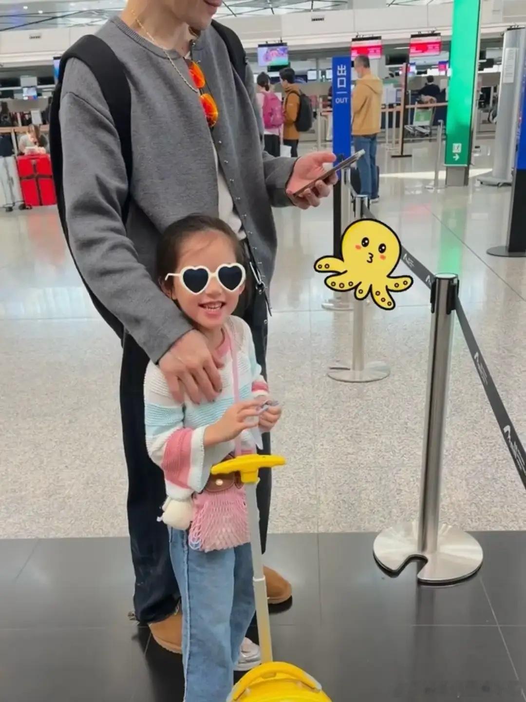 郭碧婷和女儿送向佐搭机，小奶黄依依不舍在爸爸怀里哭，惹人心疼！