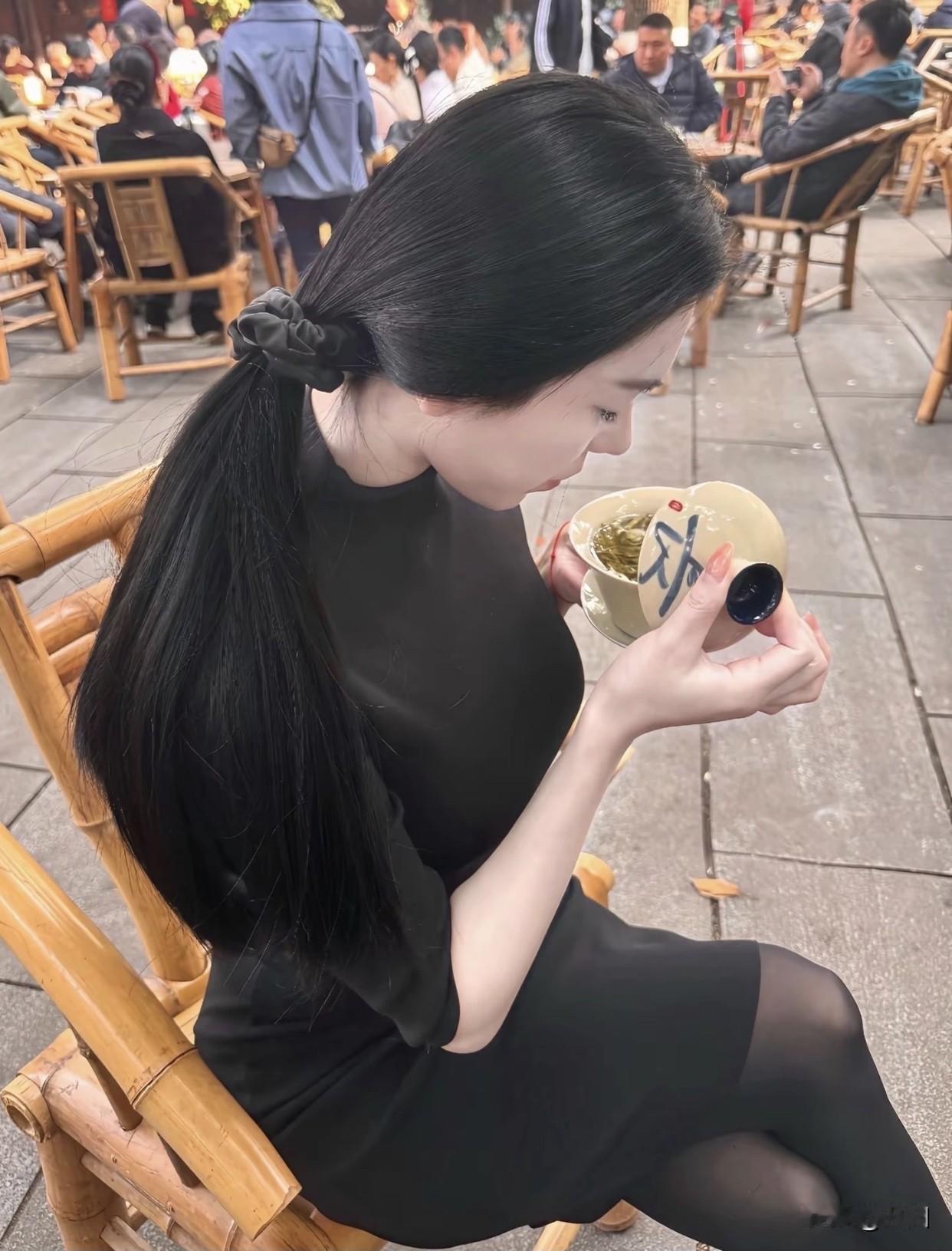 怎样拍好“优雅风情”的人像照竹椅轻摇，茶香满溢。