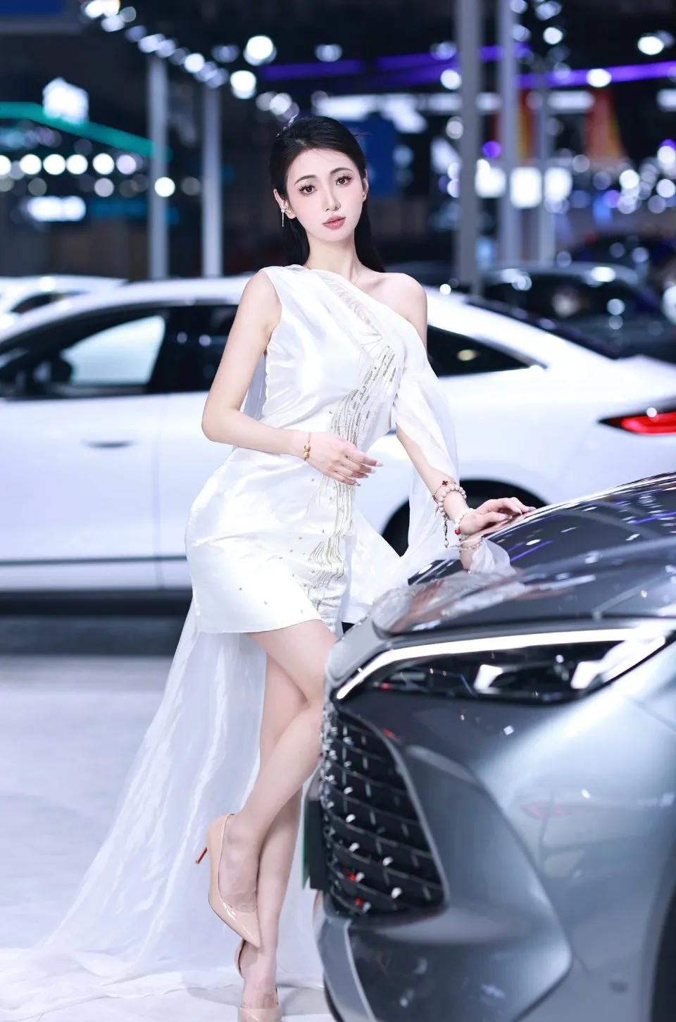 东莞车展美图分享4k车展模特广州车展美女车模路瑶肉感车模车模人气王