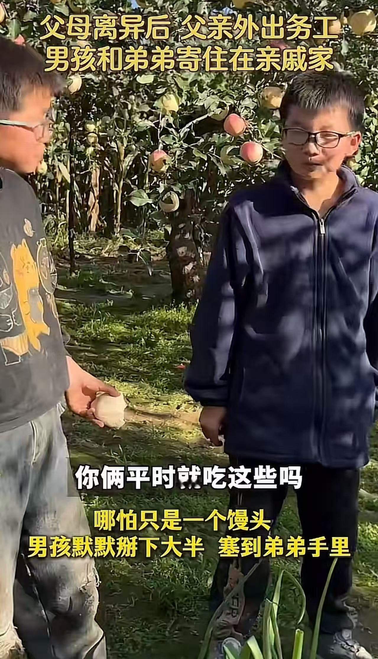 父母离异后，10岁男孩含泪道出心声：妈妈离开是因为我太调皮了昏暗的灯光下，10