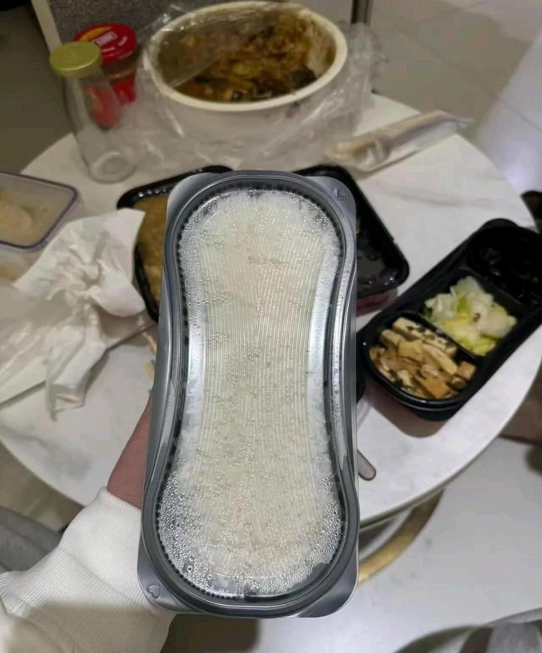 外卖送到，我直接没食欲了！看看这形状，像什么？如果再加点辣椒酱就更像了