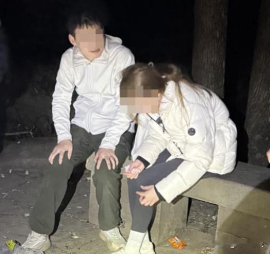 浙江义乌，一对情侣吵架之后，女子负气出走，独自一人夜晚钻进深山老林。男友先是一个