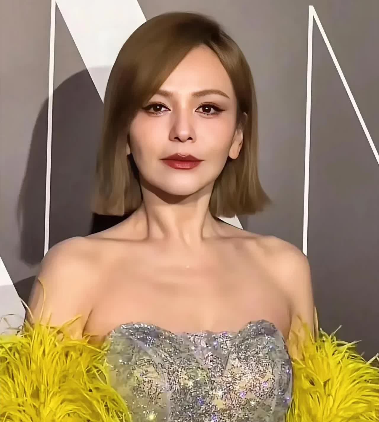 王琳才不让人窒息真正窒息的是王琳的儿子他花着王琳赚的钱在国外潇洒，王琳参