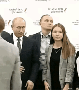 “不懂事”的大眼男，若不是摄影师把他拉开，他还真不知道自己位置。