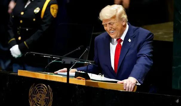 【特朗普在联合国大会尽兴情绪渲泄，从“建房者”变成“拆房者”】他在台上冷笑，摊开