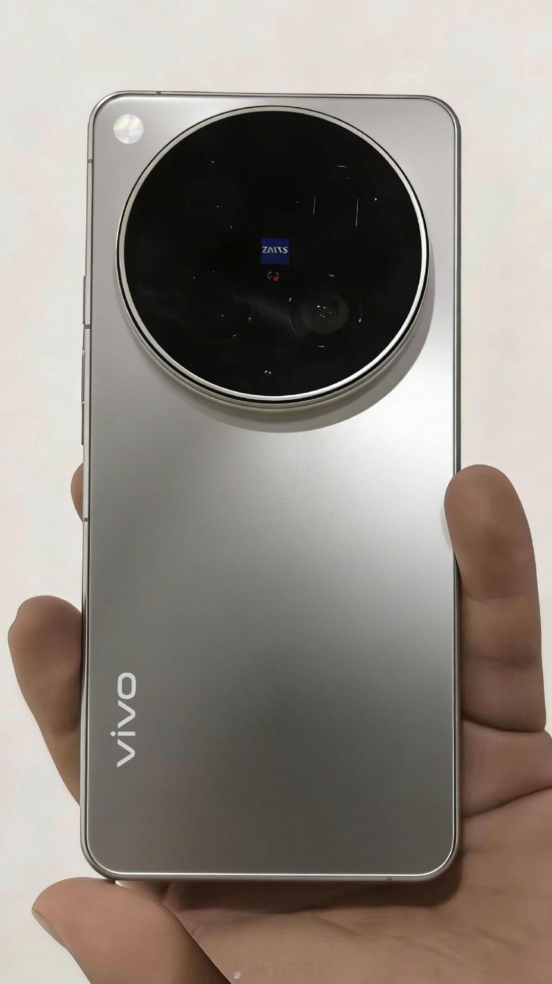 vivoX500ProMax看爆料图，左上角圆形闪光灯，左下角vivologo，然后模组凸起看着像X