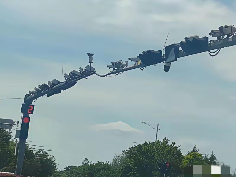 一处信号监控龙门，挂着42台各种设备。这是位于青岛市城阳区某处十字路