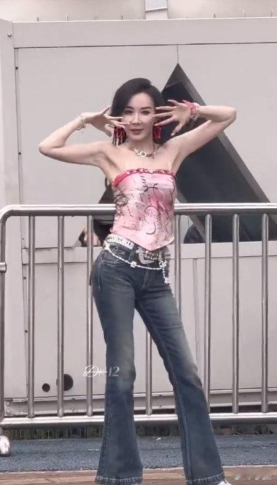 萧蔷58岁身材对比自己20多岁的摆烂状态，萧蔷58岁的身材真的狠狠打脸了