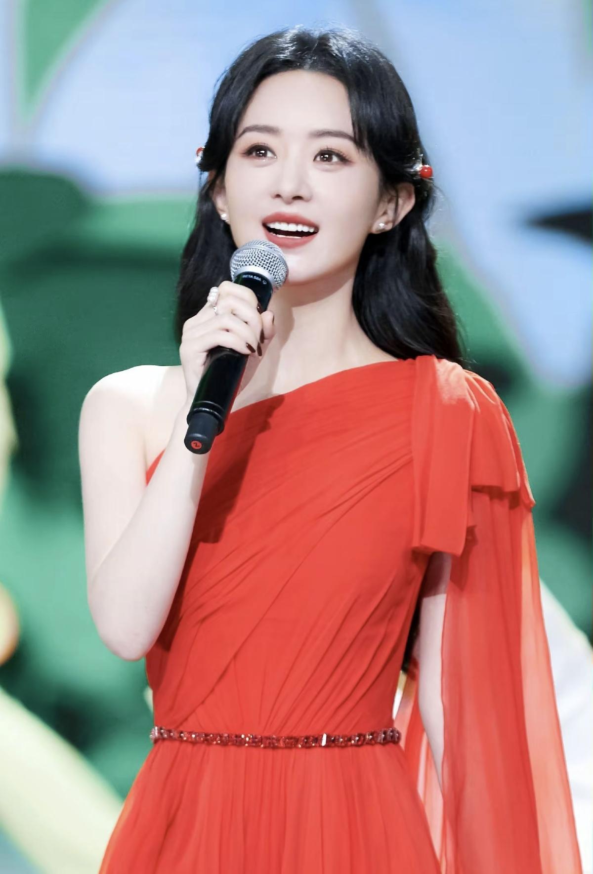 见赵丽颖穿红裙，沾满身好运气！丙午马年，愿我们都如她般明媚，万事红火[比心]红衣