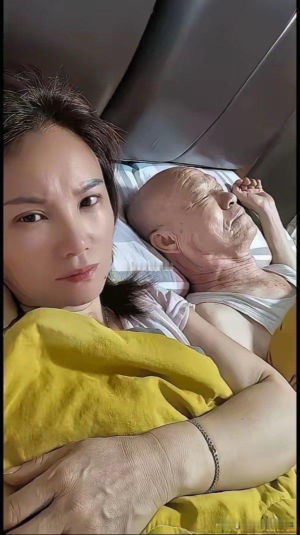 这位大姐姐，美颜开得有点过了，你的手忘记了P了吧！旁边的这位大爷，已经配不上你的