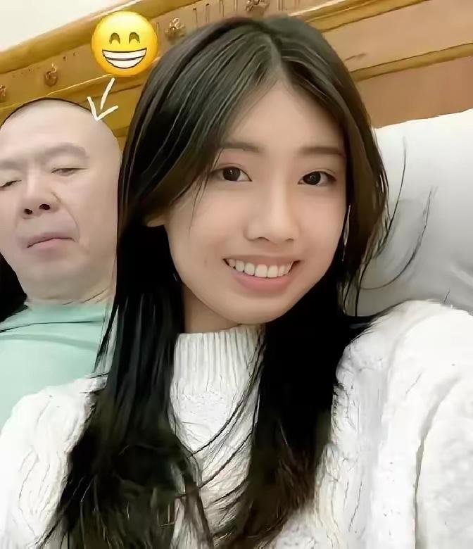 都说女大十八变，越变越好看。你看冯导的养女冯朵，真是越来越漂亮了。