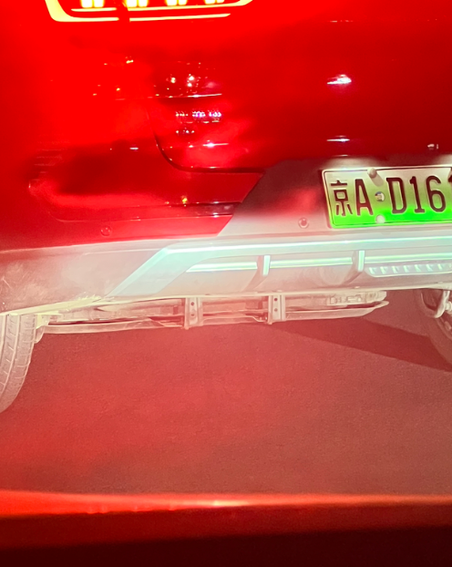 今天晚上开车回家，瞥见宋plusev的下路。看着有些怪怪的，是不是和这车不是