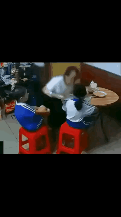 重庆一个母亲辅导女儿做作业，讲了几遍女儿还是没有搞明白，这个母亲瞬间情绪爆炸，真