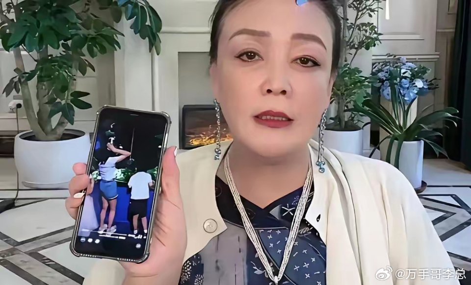 张兰直播时差点破防，孙女小玥儿打来电话，奶声奶气请她和爸爸参加毕业典礼，末了还懂