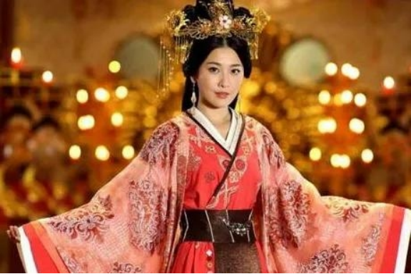 卫青32岁时，迎娶43岁已经三婚的寡妇平阳公主。洞房之夜，娇妻坐在榻上刚准备服侍