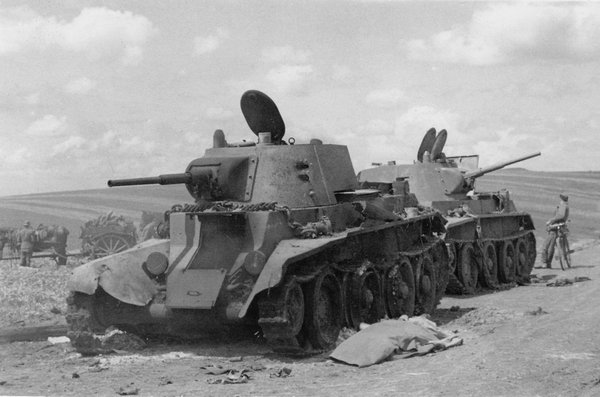 苏军BT-7M坦克被毁：1941年战场上的英勇抗争
