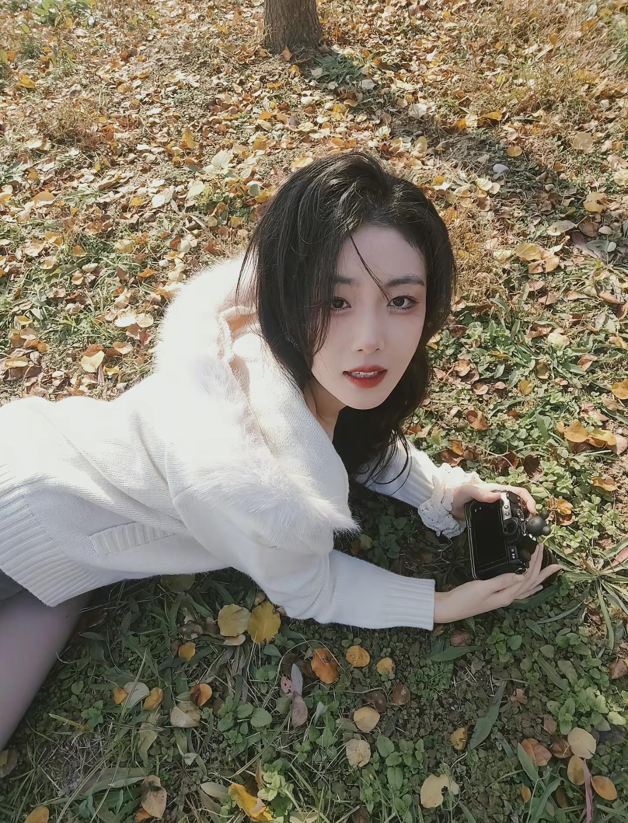 秋叶落，美人笑，时光静好。