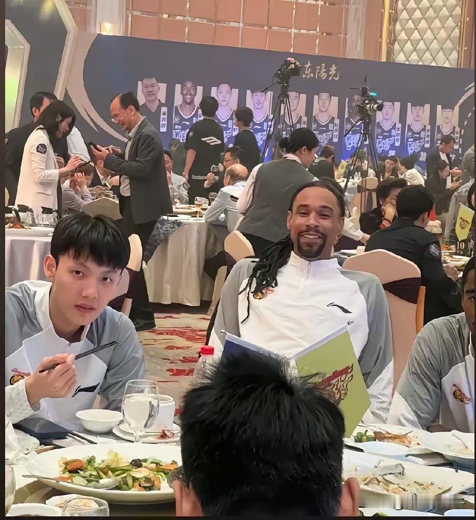 广东男篮还是很聪明嘛，新赛季出征仪式宴席，第一道菜就是炖个辽参，用意明显的很。广