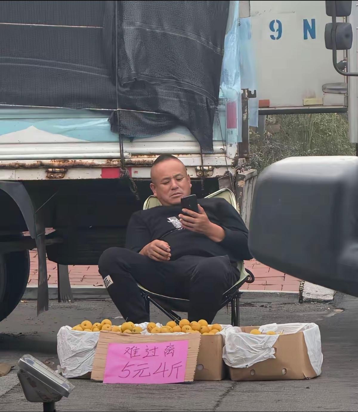难过了就离，也没毛病，专门在民政局婚姻登记处去摆摊，说不定生意好，也说不定能劝合