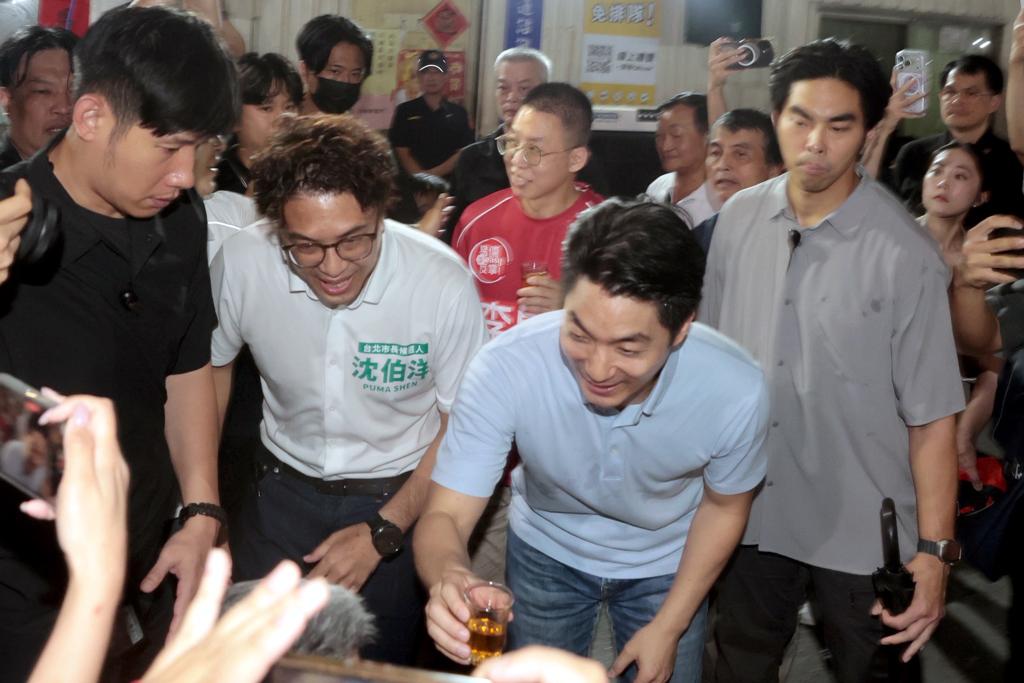 蒋万安同框沈伯洋双方“悄悄话”交锋内容曝台北市出租车驾驶员职业工会6日晚间举