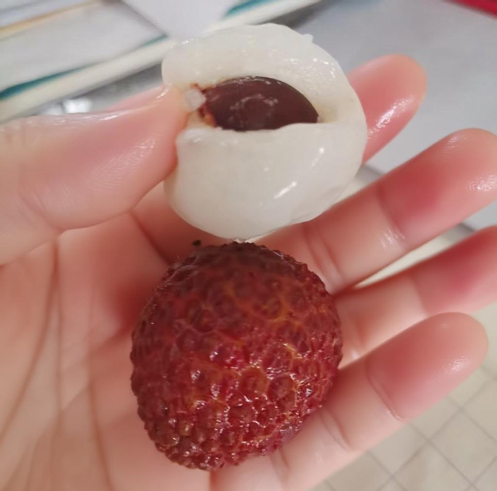 前段时间在网上看到有人说把荔枝冷冻起来再吃，像吃冰淇淋一样好吃。于是，我跟风