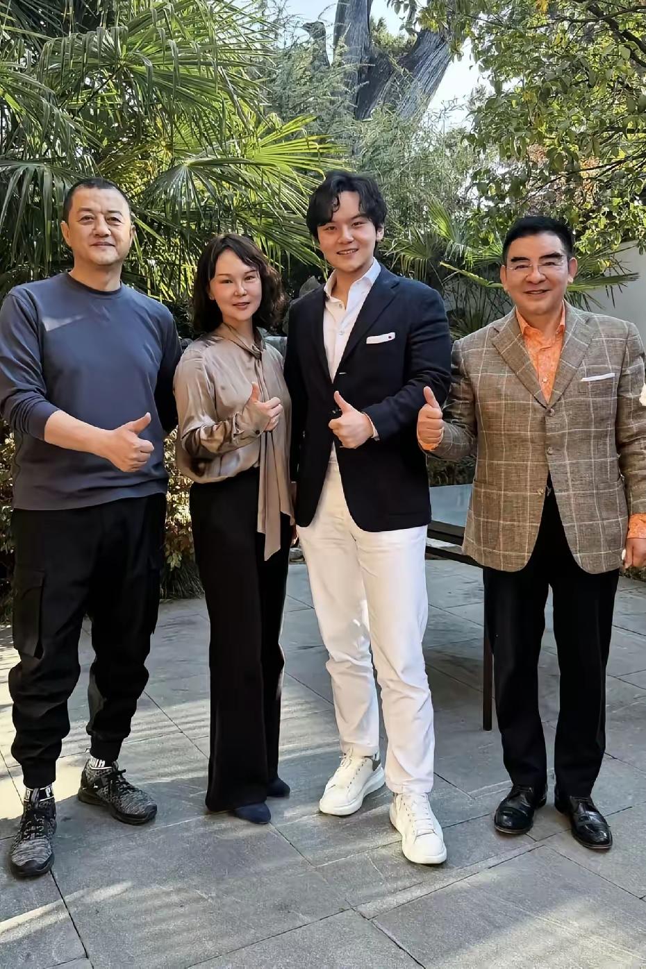 虎父无犬子！支持有大爱的一家人！[赞][赞][赞][赞][赞][赞]