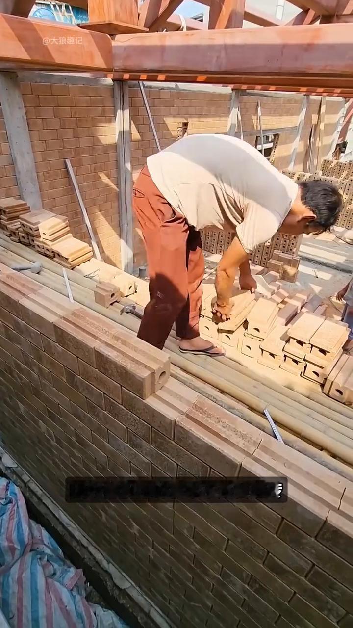 越南奇特墙。为什么越南很多人砌墙时几乎不用磨水泥？因为他们用的根本不是普通砖，