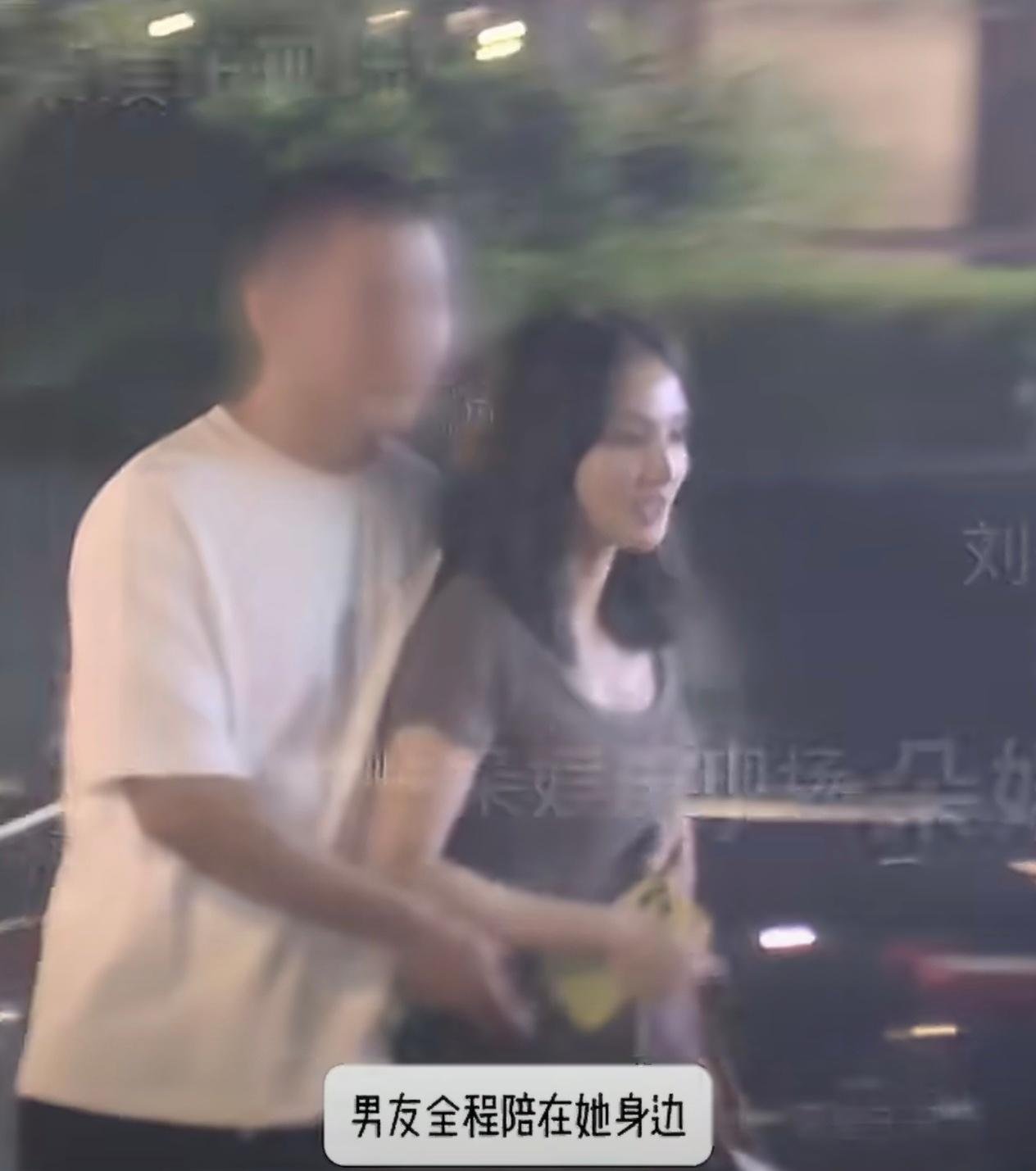 彭小苒官宣恋情，男友是圈外人。现在能承认恋情的明星不多了，有多少被拍到了都不