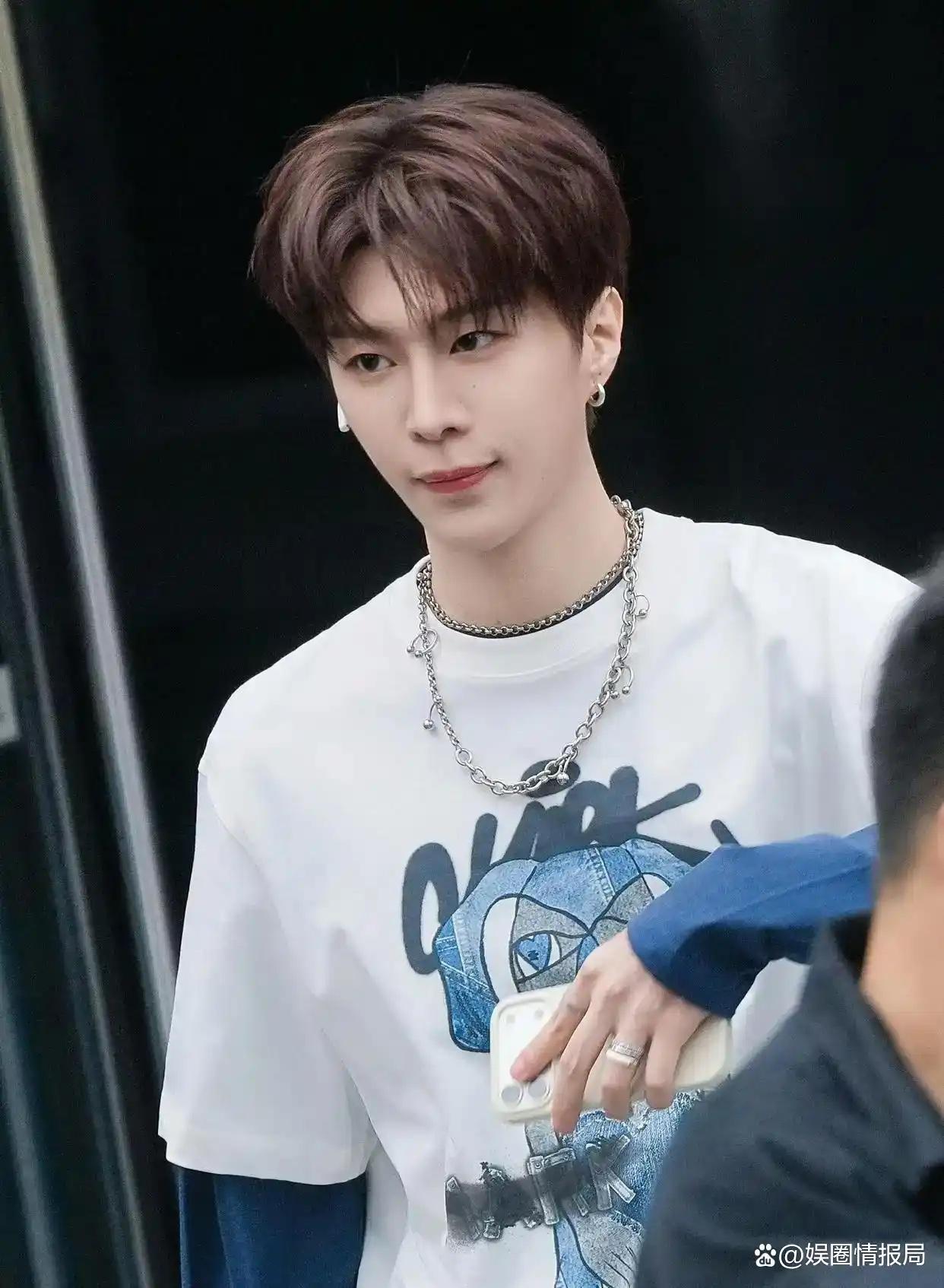 白鹿直言范丞丞现在变了！黑衣战袍后嫌手势舞太简单傲娇出圈