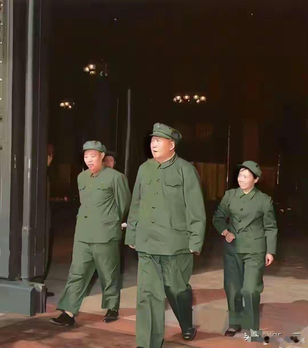 身着军装的毛主席，英姿勃发、气度非凡，尽显领袖威严与磅礴气场。