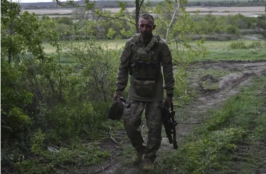 乌克兰总统泽连斯基坚称乌军“没问题”,只需要武器。但是德国媒体报道称,乌军存在诸