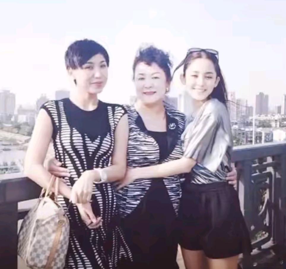 古力娜扎全家的颜值底子不错！古力娜扎早期全家福太养眼了！完美诠释什么叫高颜值家族